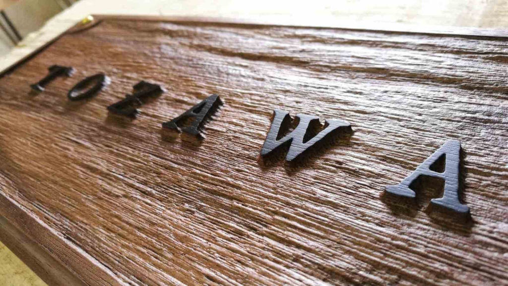 浮き彫り真鍮ねじ付き木製表札‐walnut-Crank‐nameplate