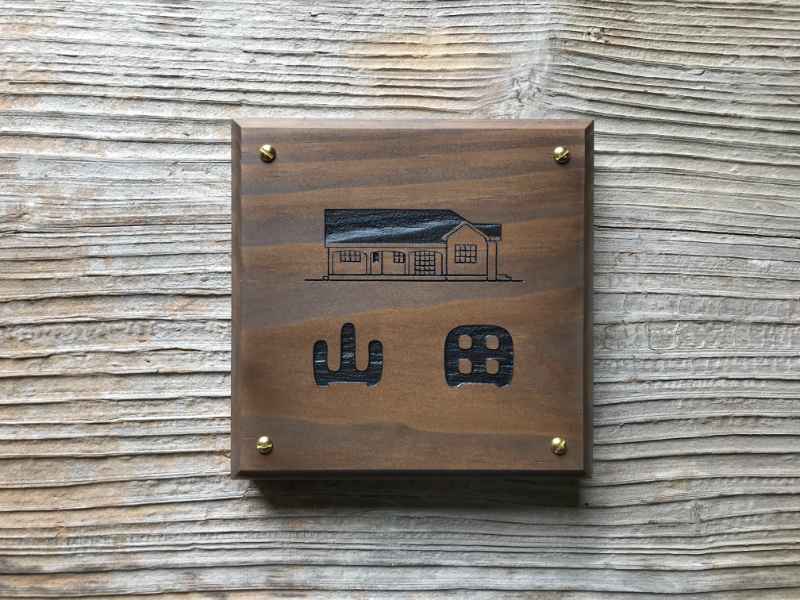 雨にも強い高耐久化天然木材‐ご自宅の外観を表札へ‐真鍮ねじ付き木製表札‐WALNUT色