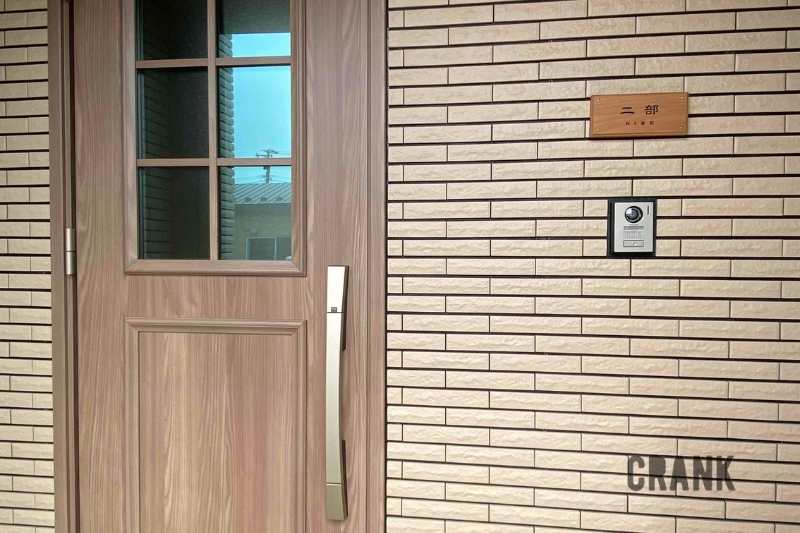 木調の玄関ドアや温かみのあるタイル壁とも相性抜群の玄
