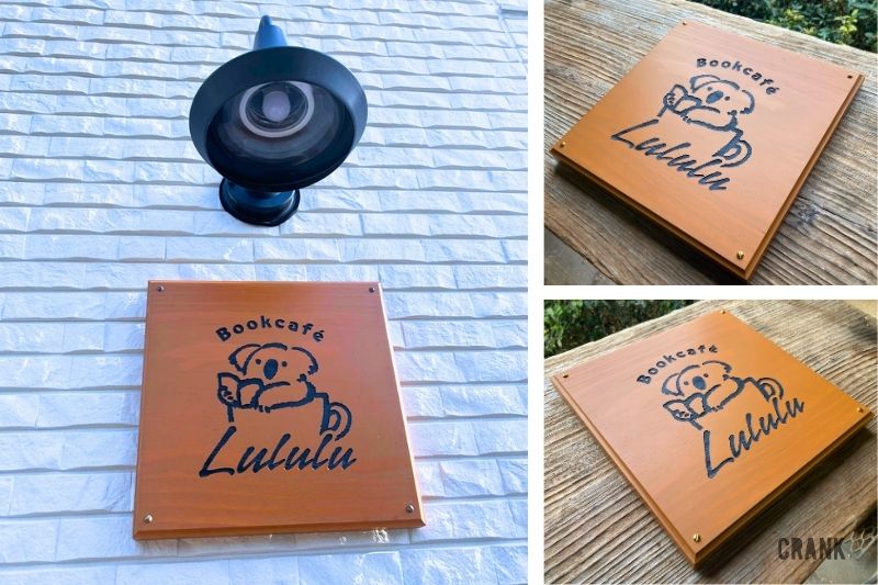 高耐久性天然木材accoyaにコアラのロゴを刻印したチェリーカラーの木製看板